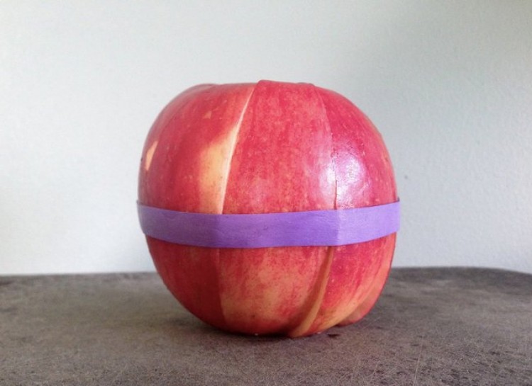 Manzana con goma de pollo es muy cutre